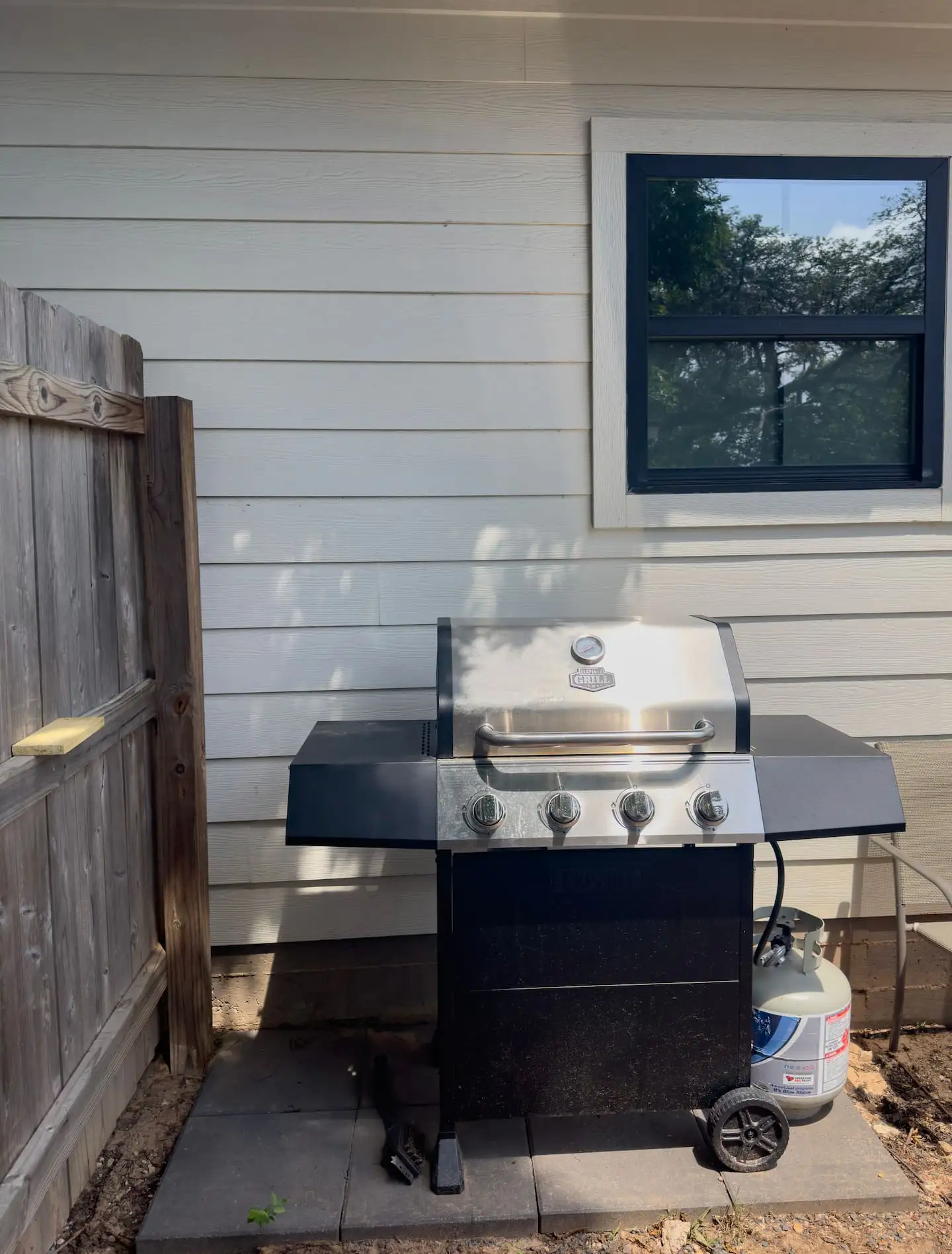 Propane grill with pizza oven