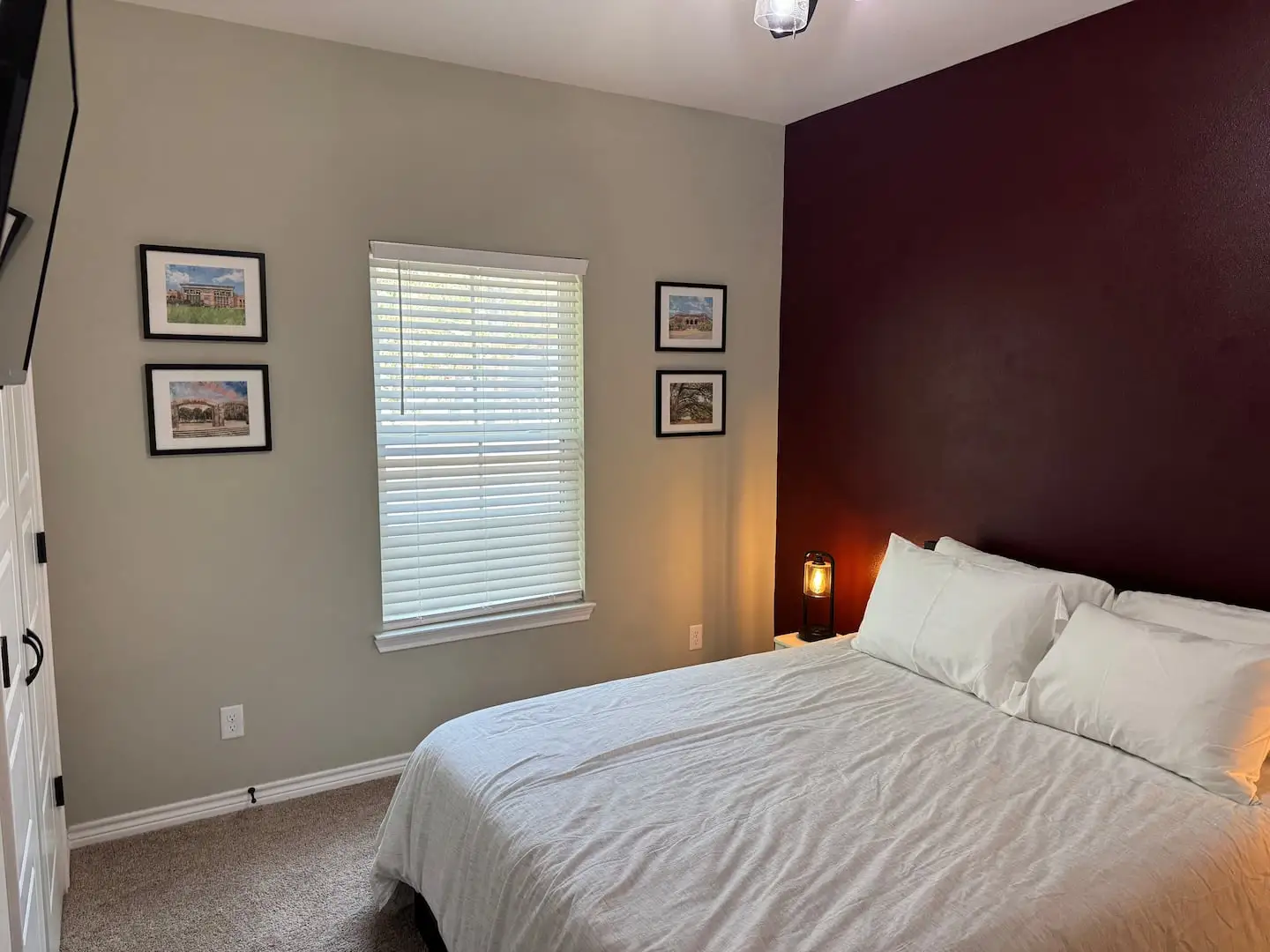 Queen bedroom with accent wall